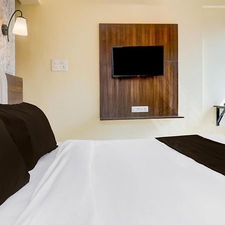 Super Collection O Veerbhadra Nagar Baner Hotel Meribel Village Bagian luar foto