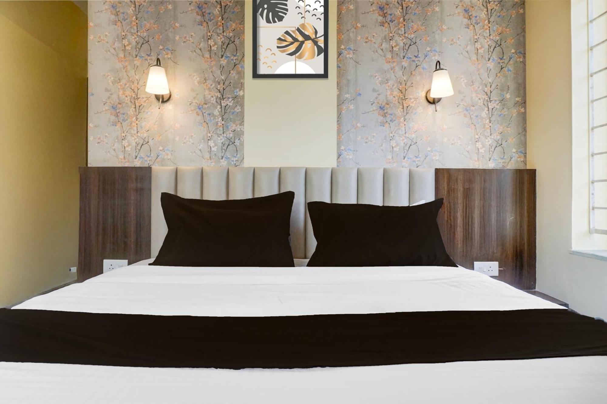 Super Collection O Veerbhadra Nagar Baner Hotel Meribel Village Bagian luar foto