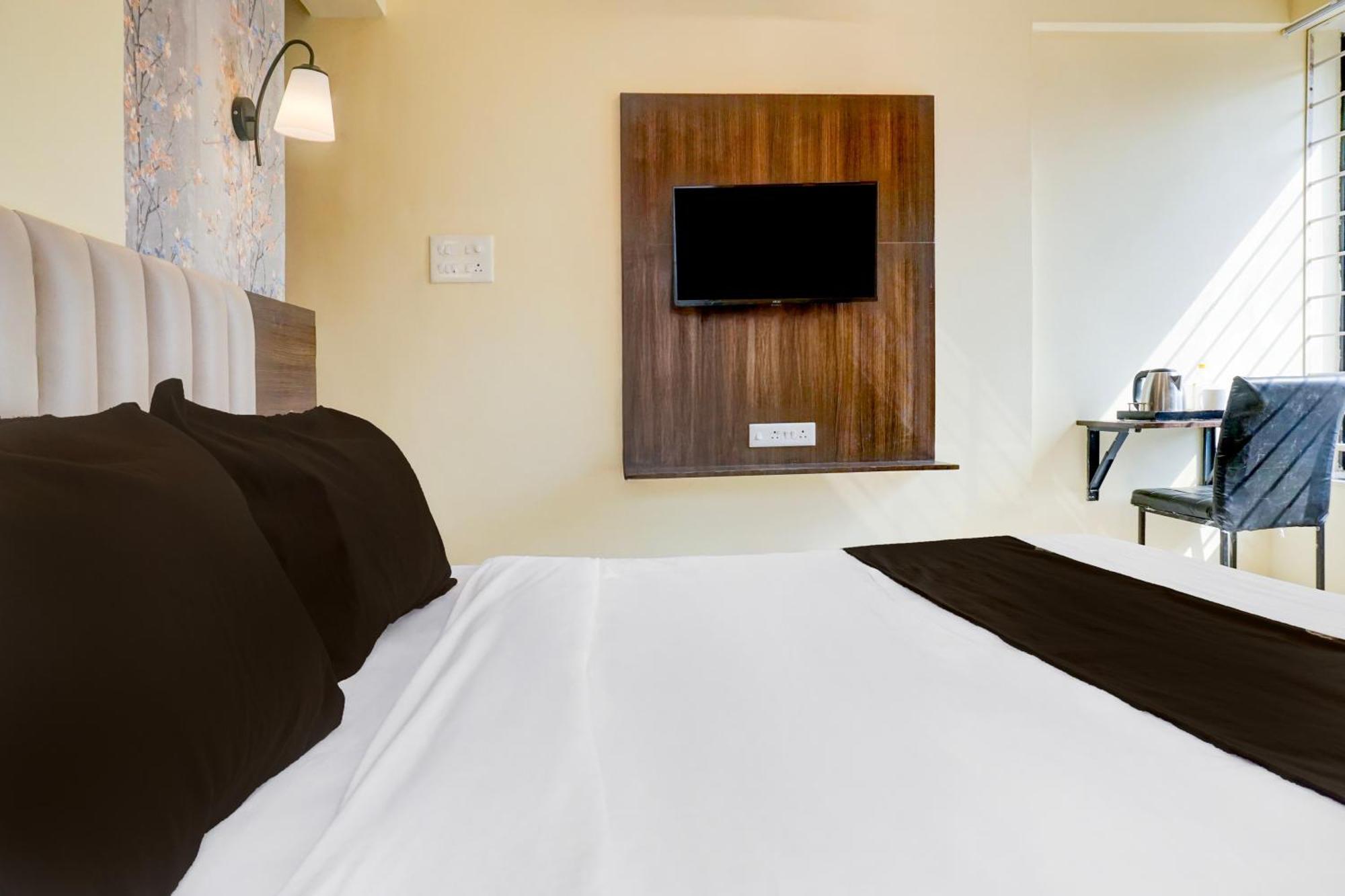 Super Collection O Veerbhadra Nagar Baner Hotel Meribel Village Bagian luar foto