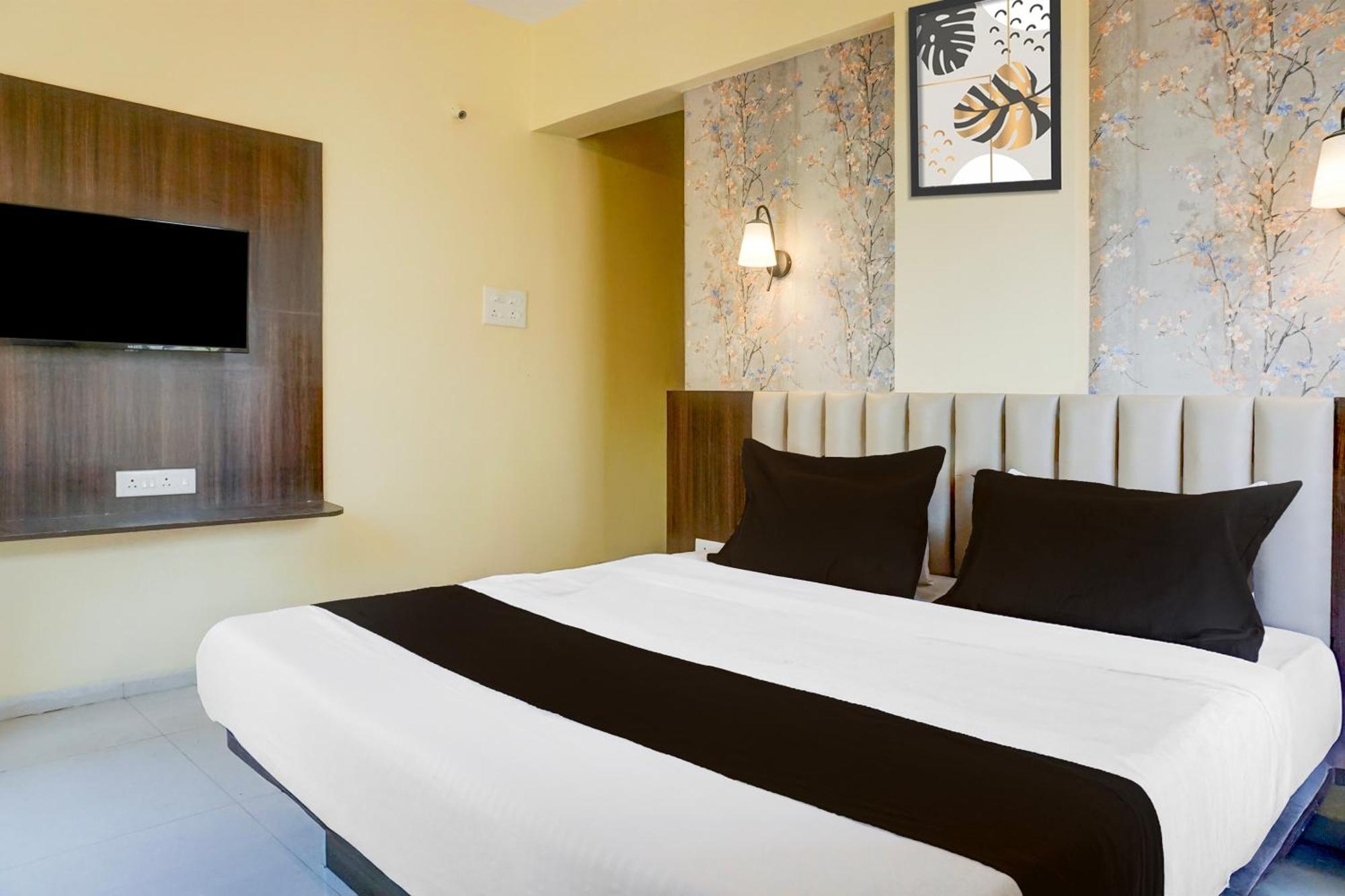 Super Collection O Veerbhadra Nagar Baner Hotel Meribel Village Bagian luar foto